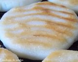 Foto del paso 3 de la receta: Arepas asadas con pollo desmechado