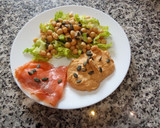 Foto del paso 5 de la receta: Ensalada de garbanzo con vinagreta de miel y mostaza, salmón ahumado y hummus