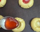 Foto del paso 3 de la receta: Pepas fáciles, económicas, rendidoras, preparadas con el dulce que tengas 👀Ojitos de mermelada 👀