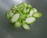 รูปขั้นตอนการทำที่ 3 ของ บวบผัดไข่ เมนูดีต่อสุขภาพ