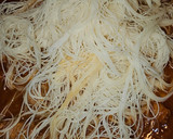 Foto del paso 4 de la receta: Salchichas y fideos de arroz en salsa cremosa