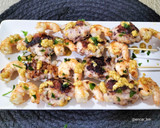 Foto del paso 12 de la receta: Brocheta de langostinos y figatells de calamar con picadillo de almendra