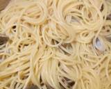 Spaghetti alle vongole (spaghetti with clams) recipe step 2 photo