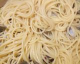 A picture of step 2 of Spaghetti alle vongole (spaghetti with clams).