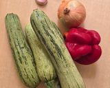 Foto del paso 1 de la receta: Salteado de calabacines/zucchini, con ajo, cebolla y morrón rojo 🥒🧄🧅🫑para múltiples usos 🥘🫕