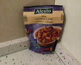 Foto del paso 4 de la receta: Salmón frito y salteado de alcachofas con frutos secos y anís