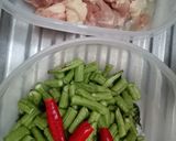 รูปขั้นตอนการทำที่ 1 ของ พริกแกงไก่ใส่ถั่วเมียชอบ