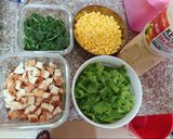 Hình bước làm 1 của món Salad ức gà áp chảo và rau bina