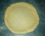 Foto del paso 4 de la receta: Pizza con borde relleno de cebolla, morrones agridulce y queso