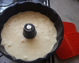 Foto del paso 4 de la receta: Torta invertida de manzana (sin horno)