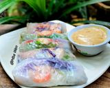 Foto langkah ke 3 dari resep Vietnamese Spring Rolls.