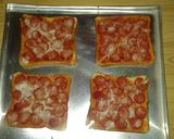 Foto langkah ke 5 dari resep Roti pizza sosis.