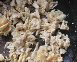 A picture of step 3 of Fried plantains, scrambled eggs & bread 🍞.