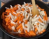 Une image de l'étape 5 de Carottes et navets blancs au bouillon de pot au feu et moutarde fine.