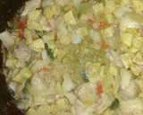 Foto del paso 5 de la receta: Salteado de merluza con cebolla pimientos y papas crujientes