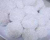 صورة لخطوة 1 من وصفة كرات جوز الهند بالسميد 😋