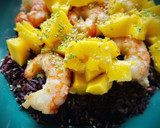Foto del paso 3 de la receta: Arroz venere con langostinos y mango