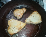 Foto del paso 1 de la receta: Atún en salsa de tomate y piquillos