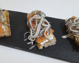 Foto del paso 4 de la receta: Mini tosta de salmón y gulas