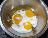 A picture of step 1 of Omelette Pizza.