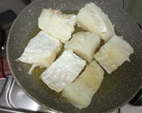 Foto del paso 2 de la receta: Bacalao al pil pil con salsa de pimientos del piquillo 🐟🐟
