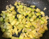 Foto del paso 2 de la receta: Cena súper rápida y saludable: revuelto de calabacín y cebolla con chips de boniato al microondas