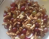 Foto del paso 4 de la receta: Pechito marinado, rabanitos, brotes de girasol, cherrys y uvas