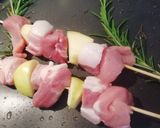 Foto del passaggio 8 della ricetta Spiedini di lombo di maiale con salsa di mele, zenzero e rosmarino