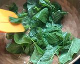 รูปขั้นตอนการทำที่ 3 ของ ผักโขมผัดไข่