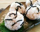 A picture of step 4 of Salmon Flake and Hijiki Rice Balls for One.