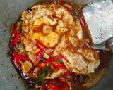 Foto langkah ke 3 dari resep Telur Ceplok Kecap Pedas.