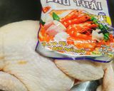 Hình bước làm 1 của món Lẩu gà ớt hiểm nấu bằng gia vị lẩu thái nêm sẵn