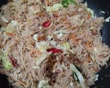 Gambar langkah 4 resipi Bihun Goreng Singapore Udang Kunyit.