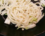 A picture of step 1 of Shio Yaki Udon (Salt-Flavored Stir-Fried Udon).