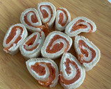Foto del paso 5 de la receta: Rollitos de salmón con queso crema finas hierbas
