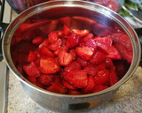 Foto del paso 3 de la receta: Crema fría (gazpacho) de fresas y tomates