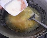 Foto langkah ke 3 dari resep Seblak Kuah (cipuk, siomay kering & mie).
