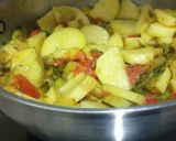 A picture of step 3 of ہری پیاز آلو کی ترکاری Potatoes with Spring Onion.