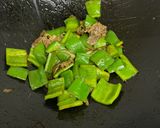 貝里斯辣醬炒青椒牛肉的食譜步驟7照片