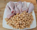 Foto del paso 1 de la receta Garbanzos y muslos de pollo