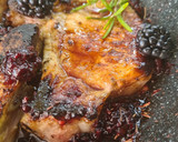 Foto del paso 3 de la receta: Chuletas de cerdo en salsa gastrique de moras