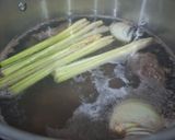 Hình bước làm 2 của món Bún Sườn Bò Hầm Sả