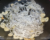 Foto del paso 1 de la receta: Ensalada de gulas con verduras templadas