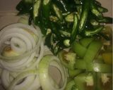 Foto langkah ke 2 dari resep Oseng Daging Sapi Cabe Ijo.