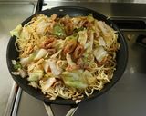 A picture of step 5 of Delicious Yakisoba with Powdered Sauce.