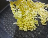 Foto langkah ke 2 dari resep Sosis gulung mie mudah.