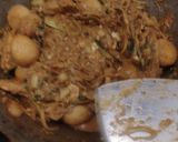 รูปขั้นตอนการทำที่ 6 ของ ผัดหมี่โคราชใส่หมูและลูกชิ้นปลา