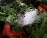 A picture of step 1 of Green coriander and tomato ki chutney.