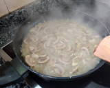 Foto del paso 7 de la receta: Champiñones salteados con cebolla 🍃