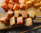 Foto del paso 1 de la receta: Brochetas de melón y papaya con sésamo tostado ideal para dietas de adelgazamiento
